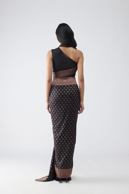 MOULDED METALLIC MICROPLEATED GOWN WITH A VINTAGE BANARSI DRAPE