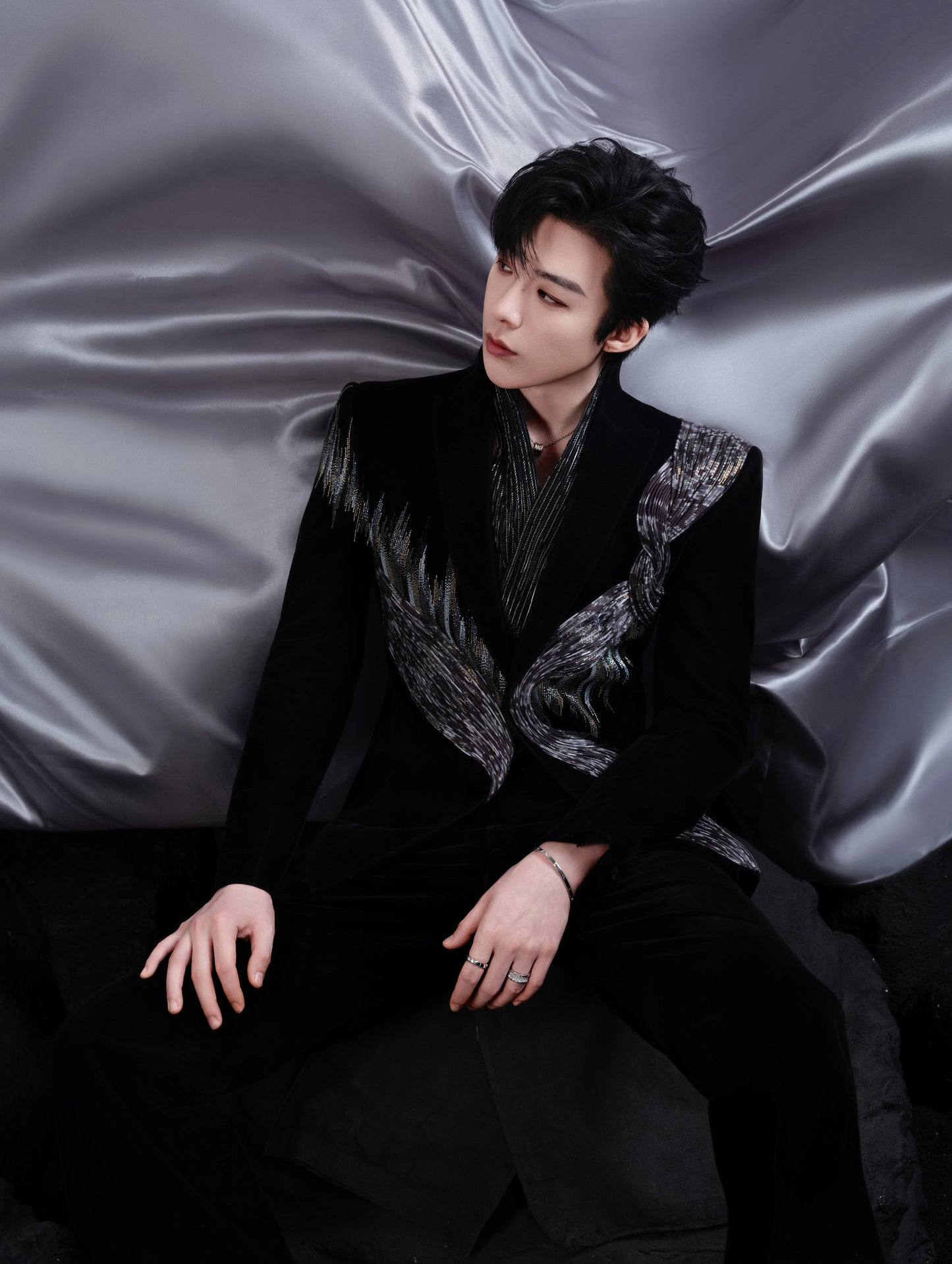 Liu Yuning in Metallic Glass Beaded Tuxedo Set